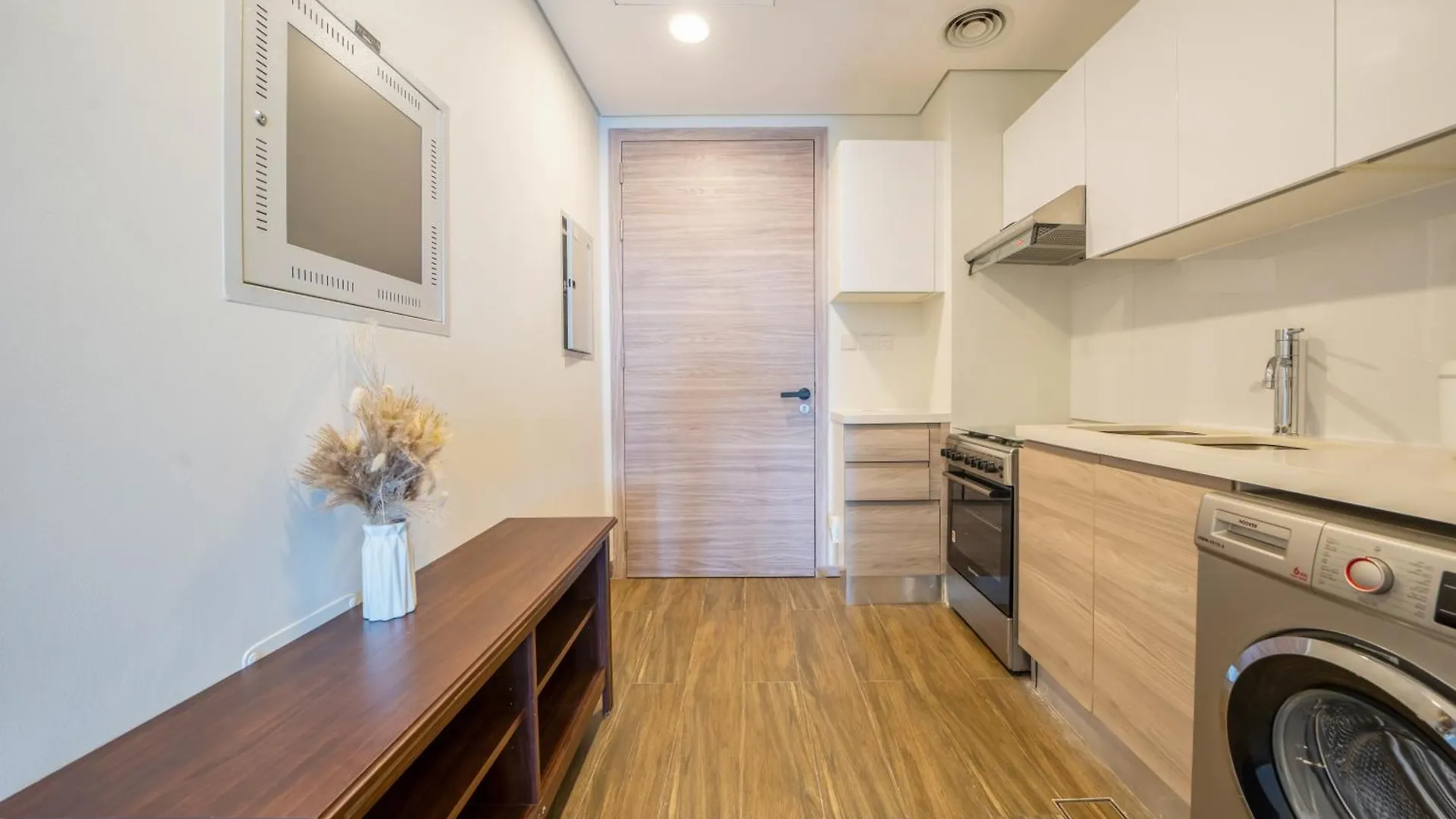 Elegant Studio With Pool & Gym Near Burj Khalifa & Racecourse Views Dubai Apartment