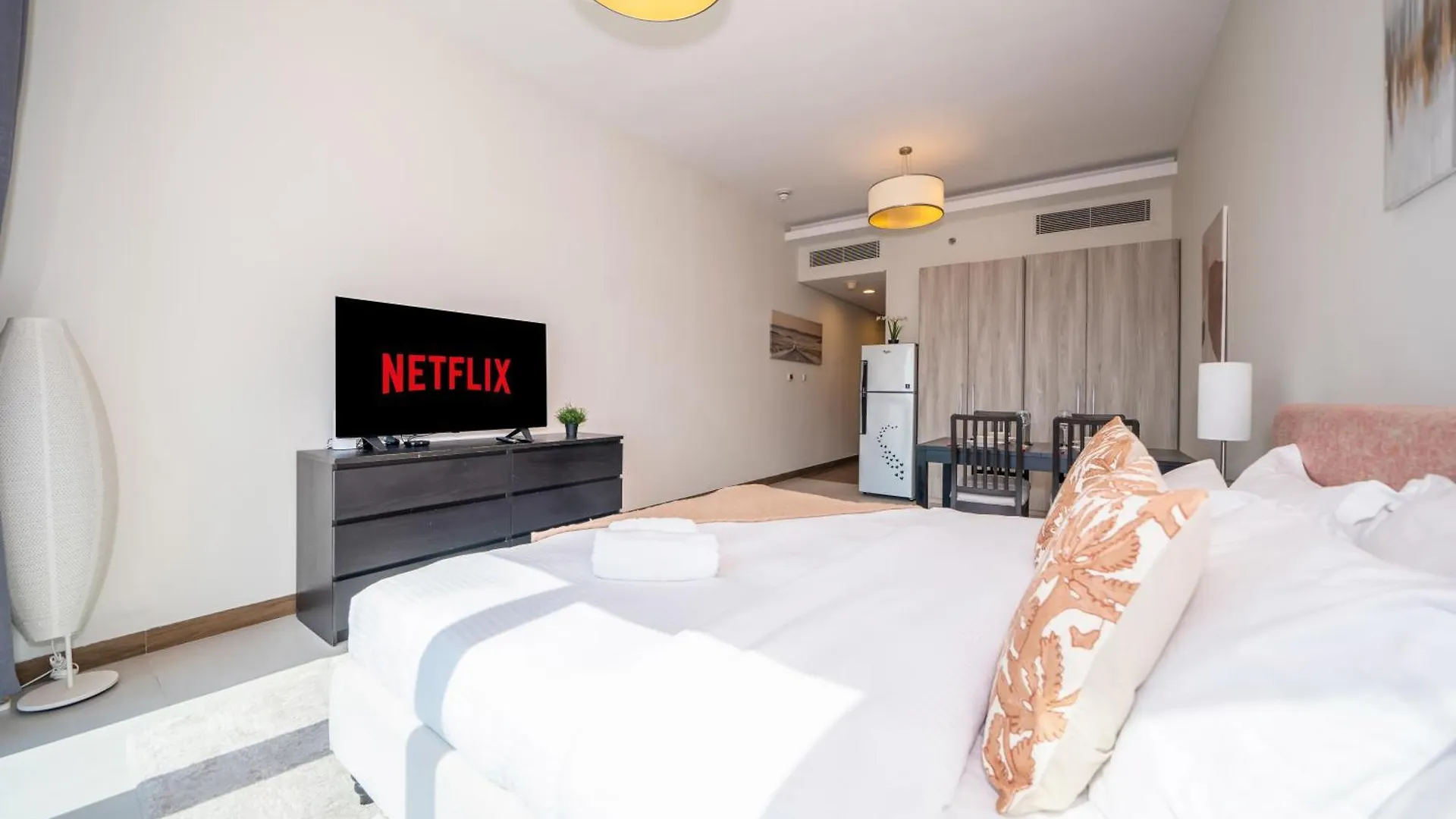 Apartment Elegant Studio With Pool & Gym Near Burj Khalifa & Racecourse Views Dubai
