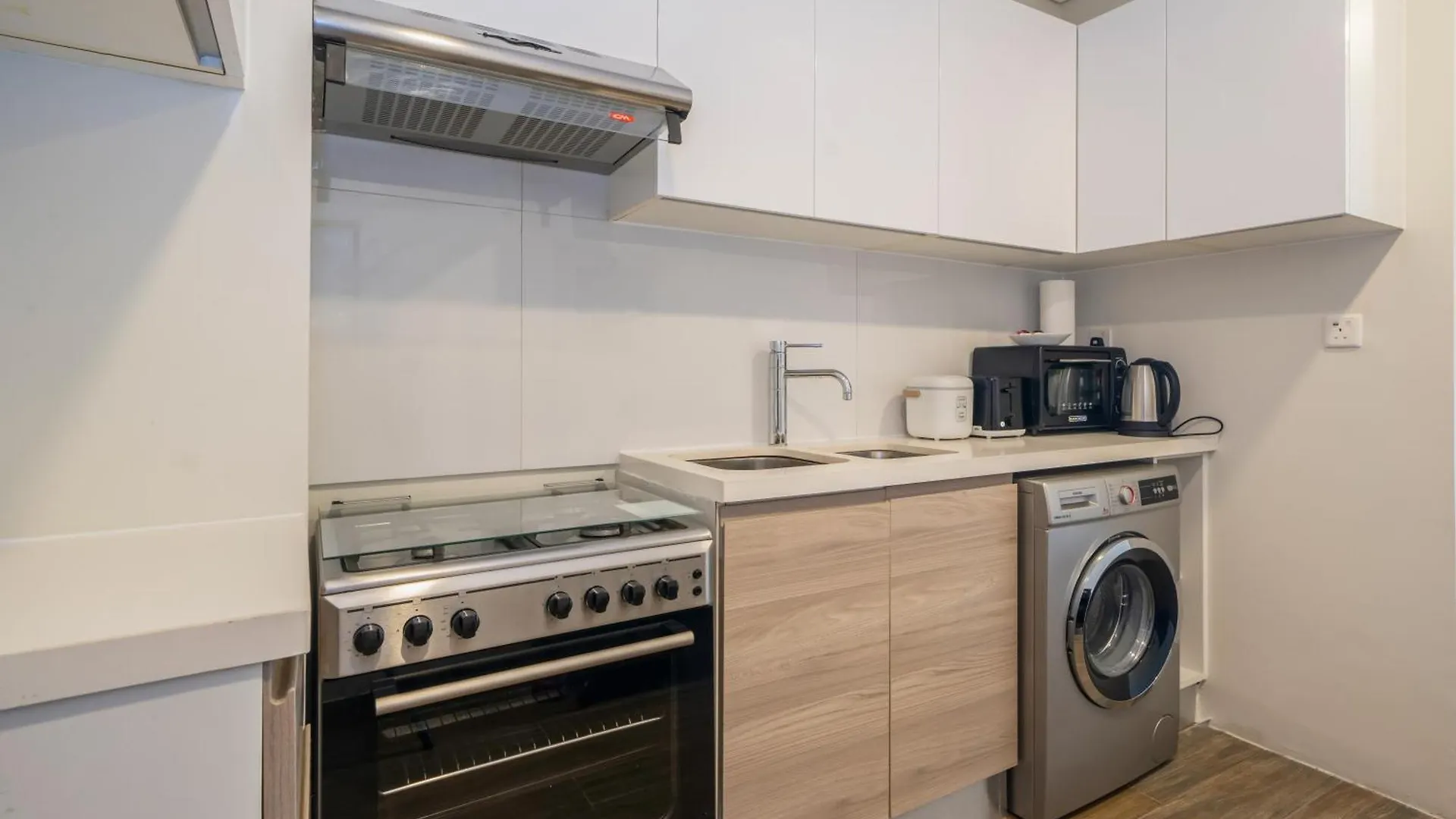 Apartment Elegant Studio With Pool & Gym Near Burj Khalifa & Racecourse Views Dubai
