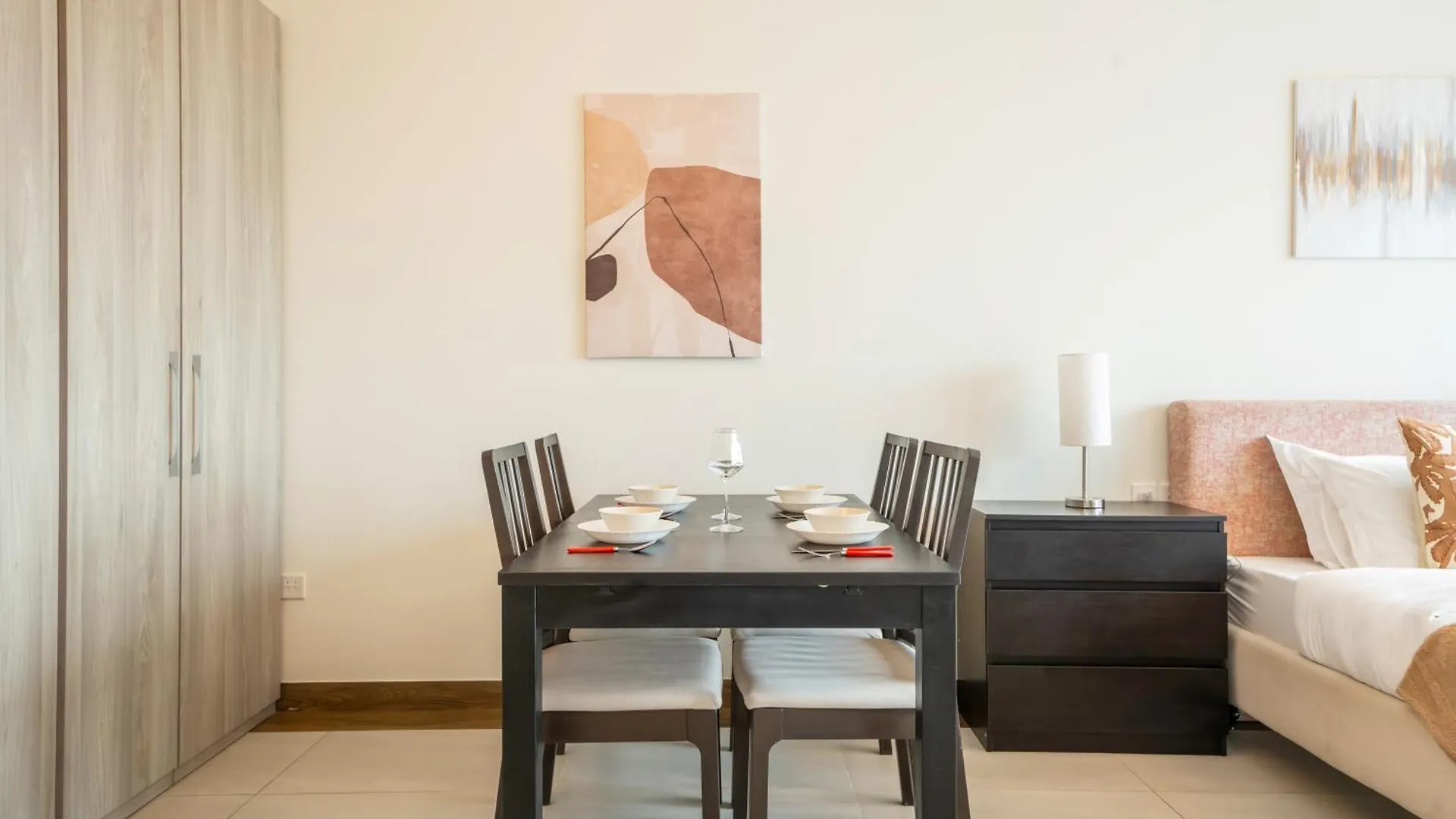 Elegant Studio With Pool & Gym Near Burj Khalifa & Racecourse Views Dubai Apartment