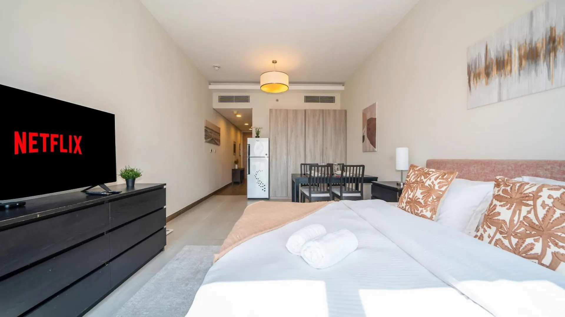 Apartment Elegant Studio With Pool & Gym Near Burj Khalifa & Racecourse Views Dubai