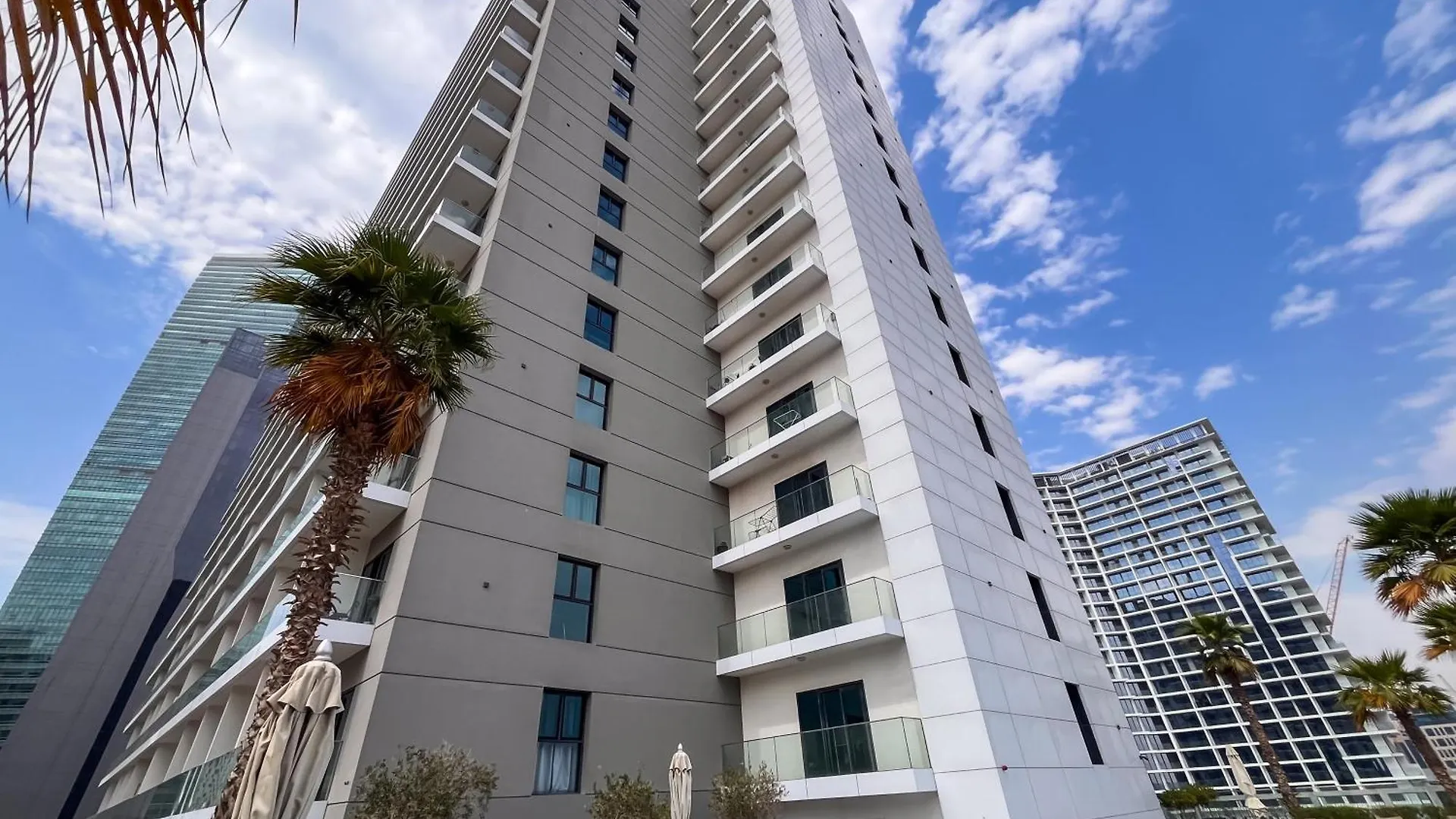 Elegant Studio With Pool & Gym Near Burj Khalifa & Racecourse Views Dubai United Arab Emirates