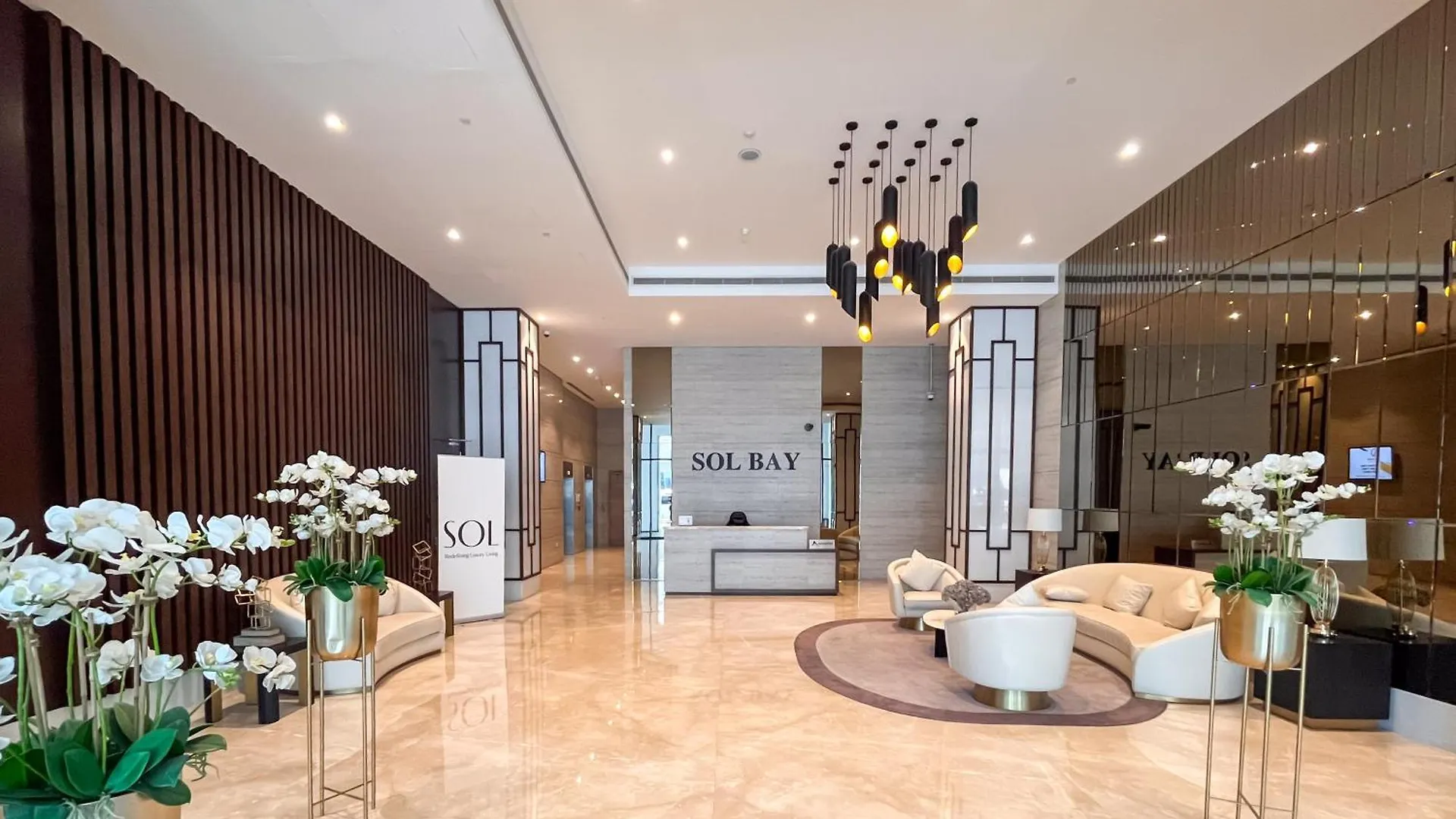 Elegant Studio With Pool & Gym Near Burj Khalifa & Racecourse Views Dubai