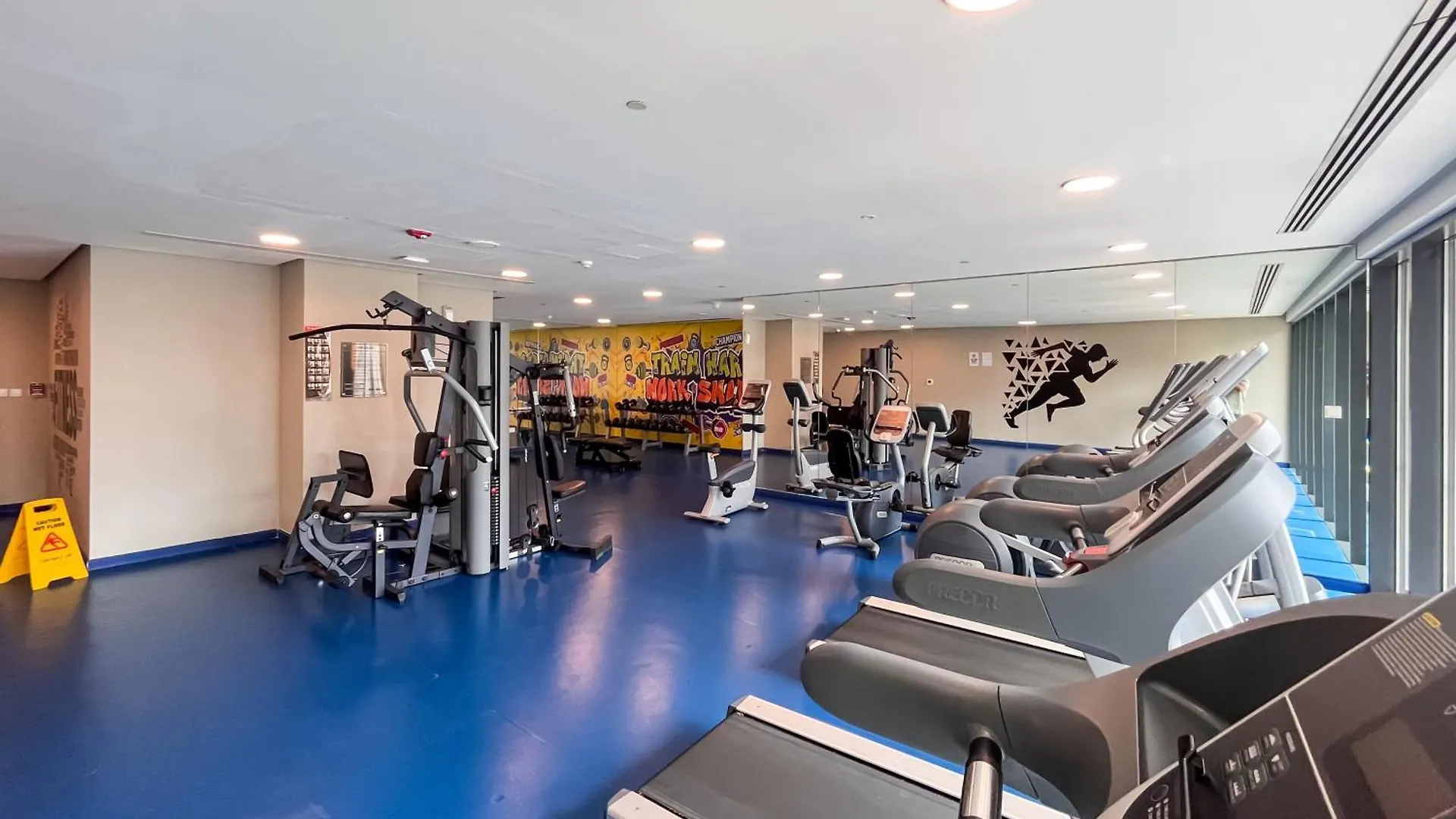 Elegant Studio With Pool & Gym Near Burj Khalifa & Racecourse Views Dubai