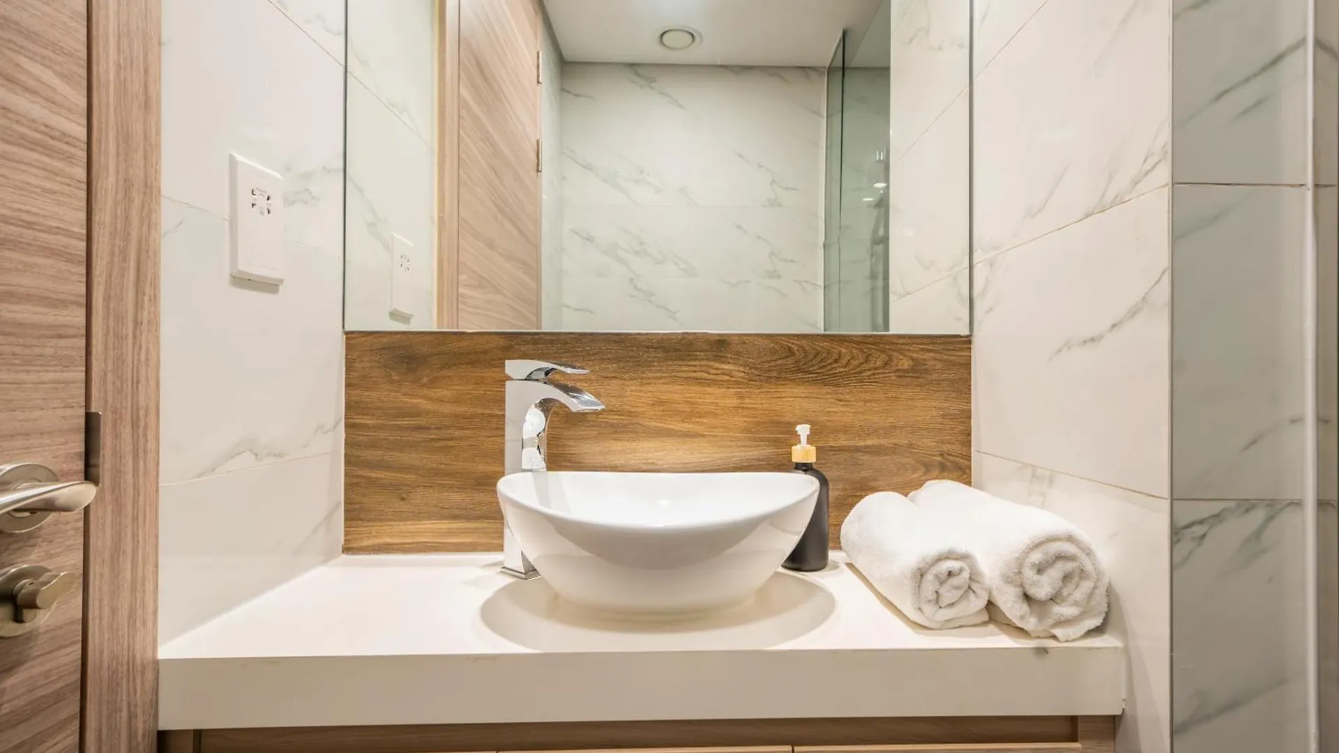 Elegant Studio With Pool & Gym Near Burj Khalifa & Racecourse Views Dubai United Arab Emirates