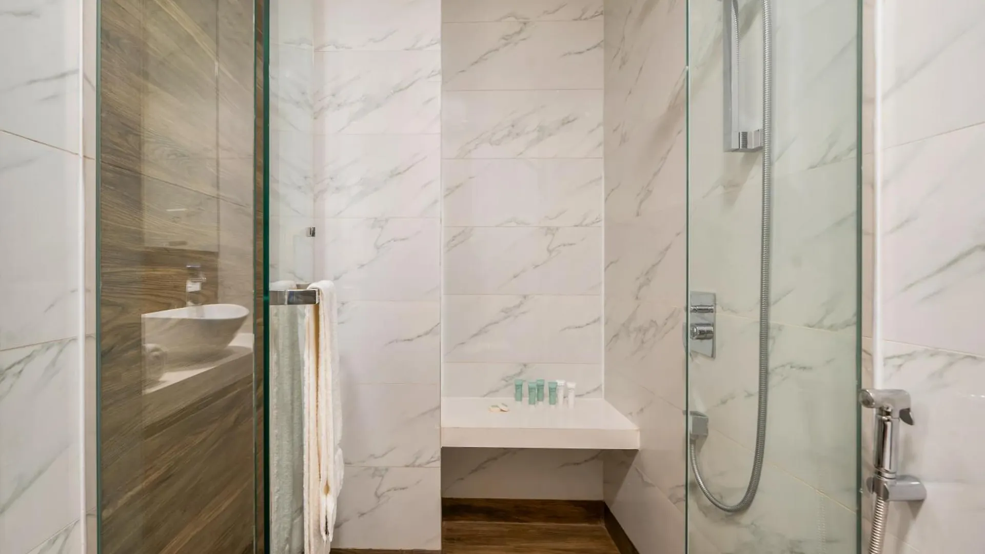 Elegant Studio With Pool & Gym Near Burj Khalifa & Racecourse Views Dubai Apartment