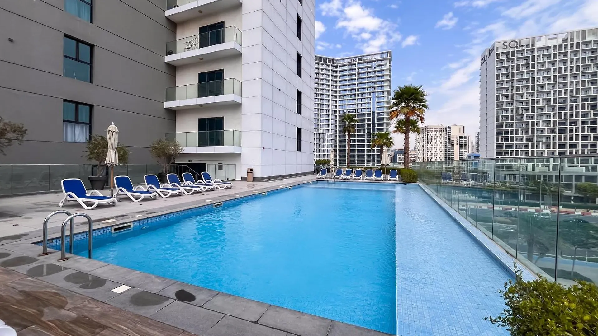 Elegant Studio With Pool & Gym Near Burj Khalifa & Racecourse Views Dubai Apartment